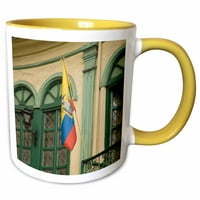 Balkon 3-a s ekvadorskom zastavom, Cuenca, Ekvador-A-John i Lisa Merrill - dvobojna Žuta šalica, 11 oz.
