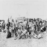 Skupina Crnonogih, 91907. Vođa Vuk Koji Trči I Skupina Pripadnika Plemena Blackfoot U Tradicionalnim Svečanim