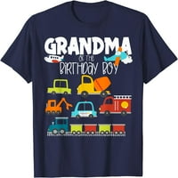 Baka obitelji rođendanskog dječaka u majici s vlakom i vatrogasnim vozilom
