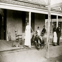 Dva vojnika i dvije žene na trijemu, s desne strane Afroamerikanka i muškarac, Fort Verde, Arizona, tiskanje plakata