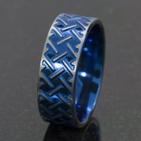 Ravni titanijski prsten s mljevenim keltskim dizajnom anodiziranim u plavoj boji
